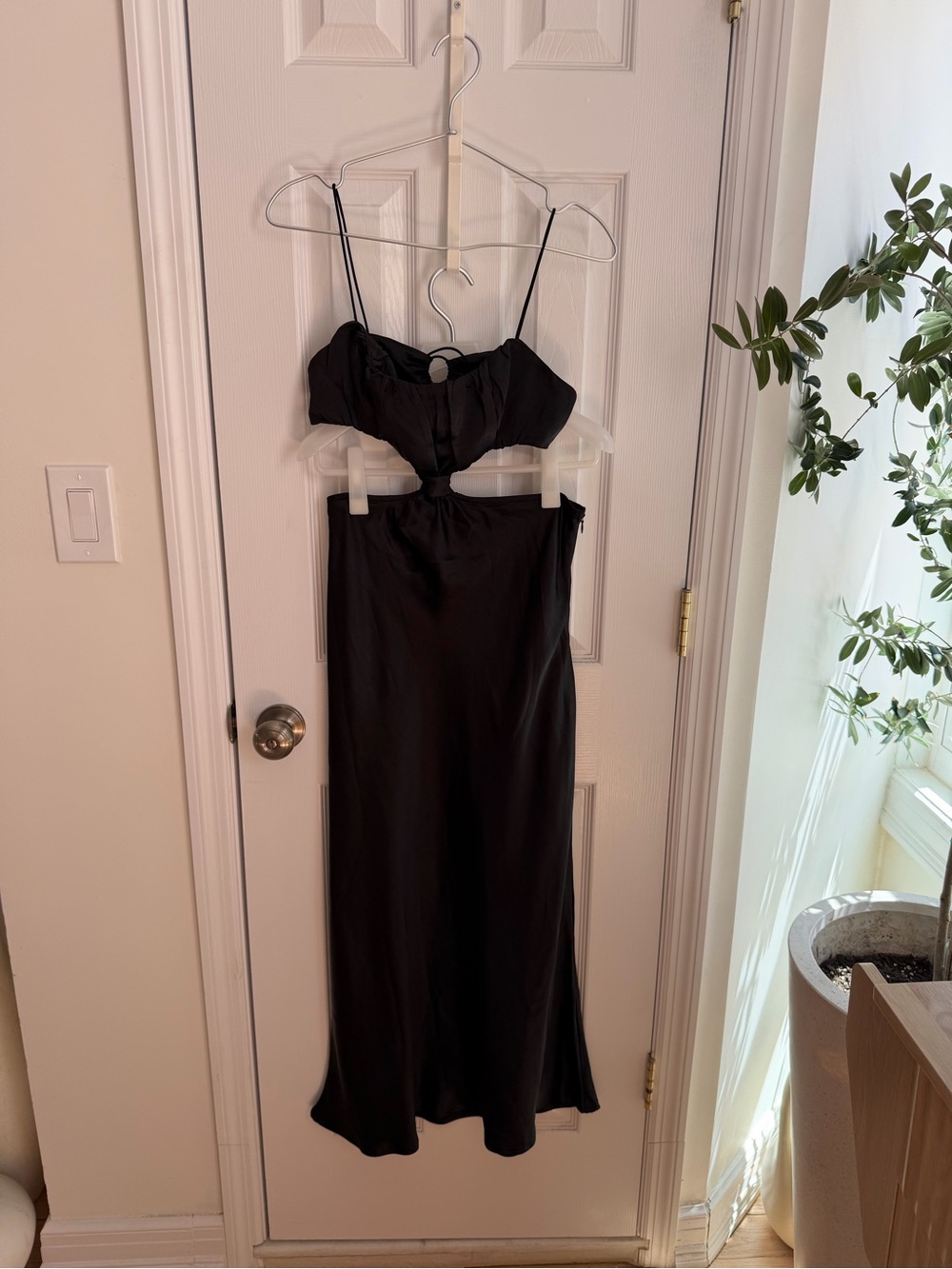 Black Cut Out Satin Dress Size Médium Bias Cut - Picture 4 of 8